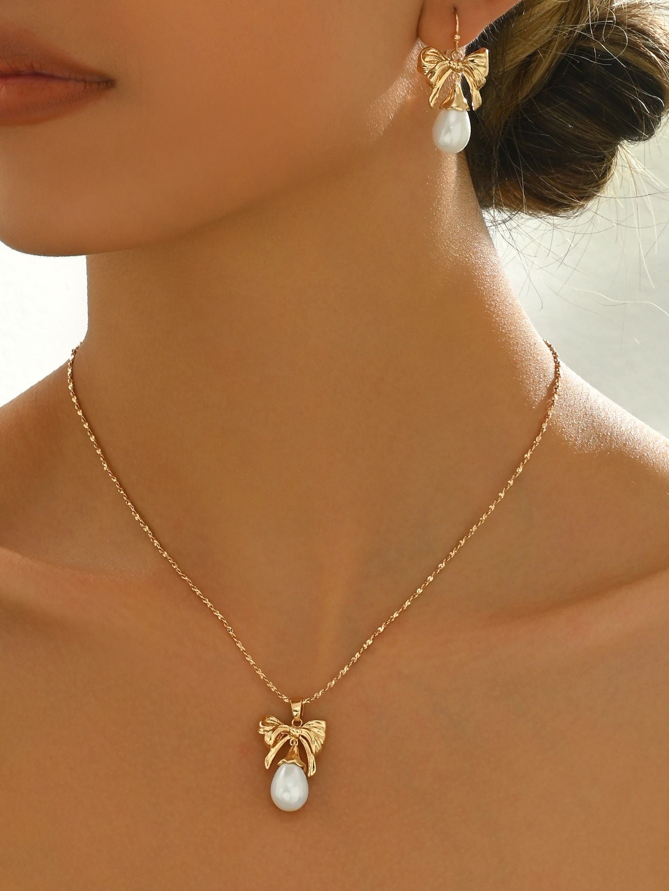 Elegant Gold-Toned Bow & Pearl  Jewelry Set - Necklace & Earrings